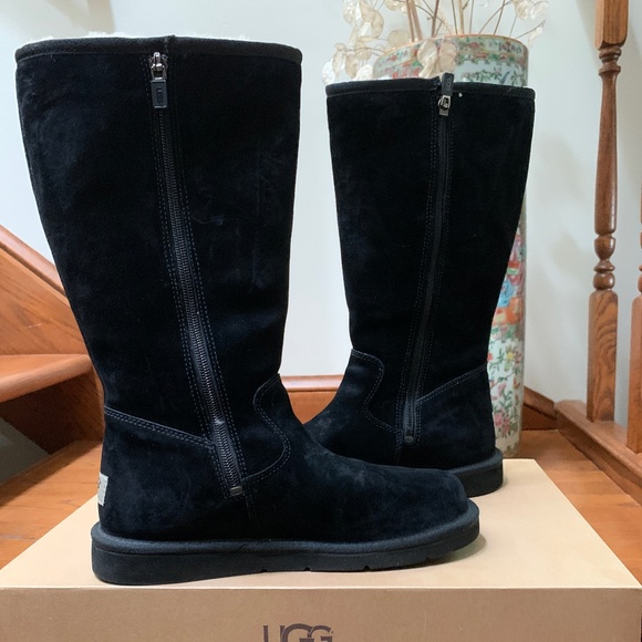 UGG Boots Size 7 - NWB - Picture 2 of 8